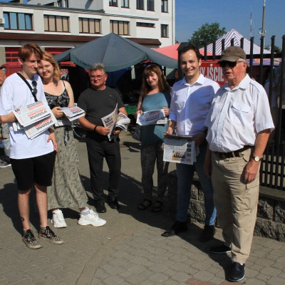 Ekipa Nowej Lewicy przed Targowiskiem w Szydłowcu