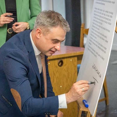 Deklarację samorządową podpisuje Krzysztof Gawkowski